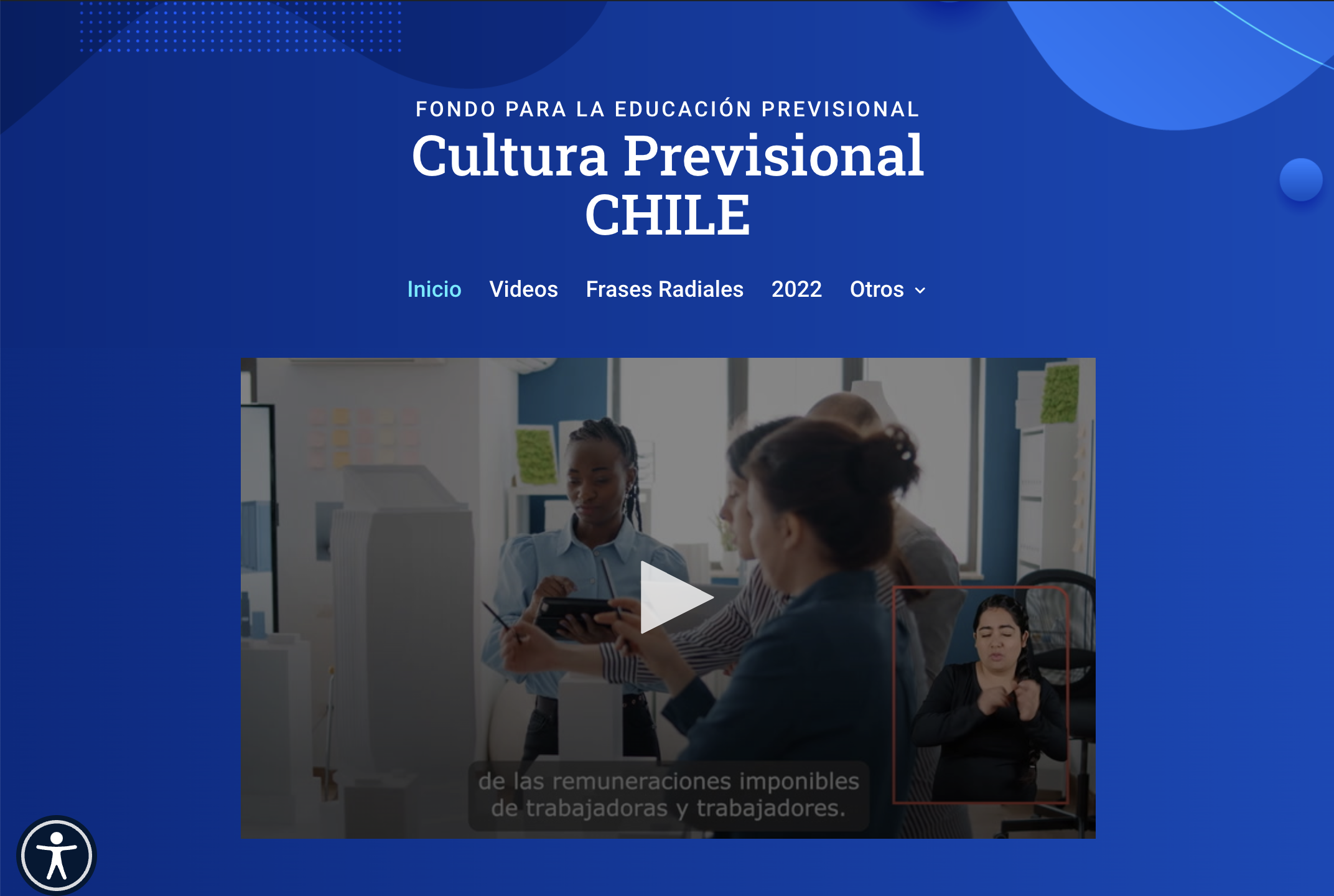 Pantallazo de página web, fondo degrado azul a celeste, donde central titulo "FONDO PARA LA EDUCACIÓN PREVISIONAL, Cultura Previsional CHILE" con abajo las pestañas de menu: inicio, videos, frases radiales, 2022 y otros. En cuerpo, el video de notificación con recuadro de intérprete de Lengua de señas chilena.